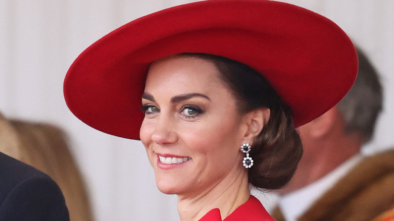 Kate Middleton sorride in rosso