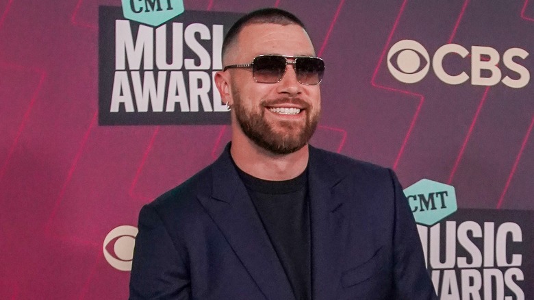 Travis Kelce indossa gli occhiali da sole 