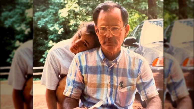 Jennifer Garner con papà all'aperto