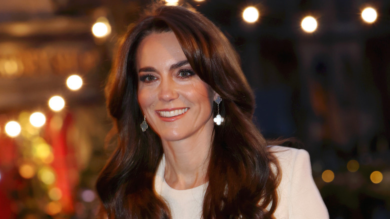 Orecchini in argento di Kate Middleton sorridente