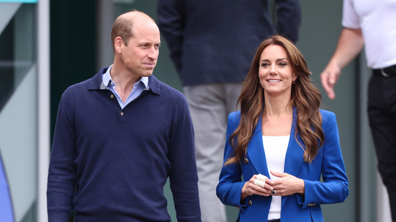 Il principe William e Kate Middleton camminano