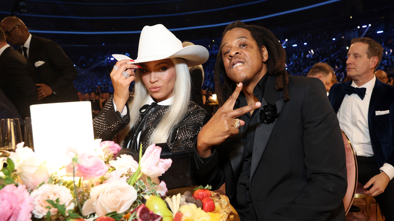 Beyoncé con cappello da cowboy ai Grammy con Jay Z