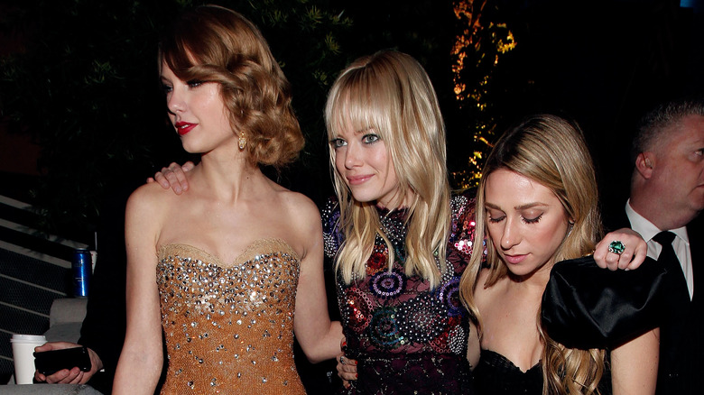 Taylor Swift, Emma Stone e Ashley Avignone a un evento