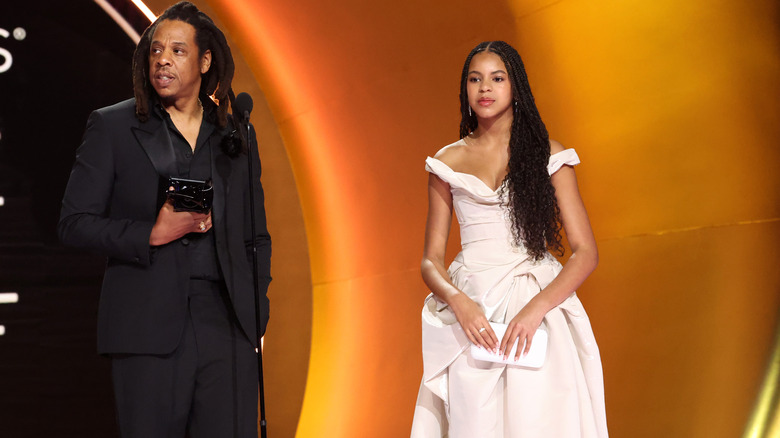 Jay Z e Blue Ivy in piedi sul palco