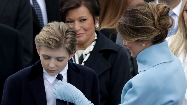 Melania Trump aggiusta la cravatta di Barron Trump