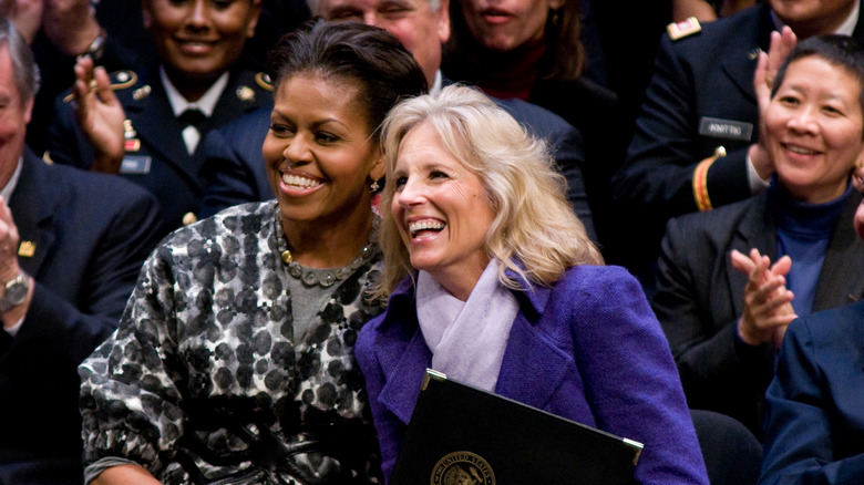 Michelle Obama e Jill Biden ridono insieme