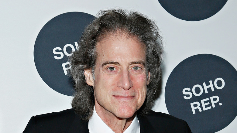 Richard Lewis sorride in primo piano sul red carpet 