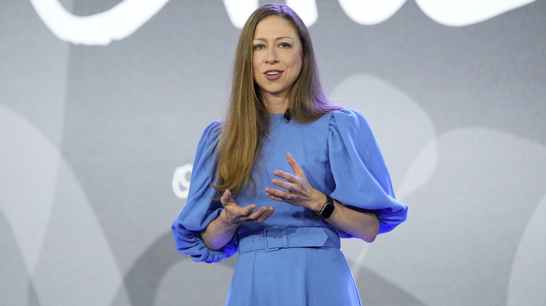 Chelsea Clinton indossa il blu