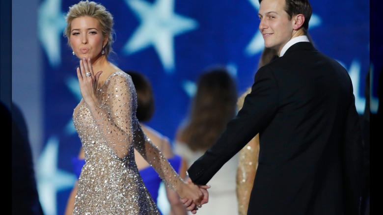 Ivanka Trump e Jared Kushner si tengono per mano