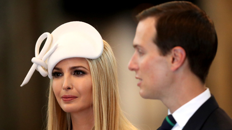 Ivanka Trump indossa un cappello accanto a Jared Kushner