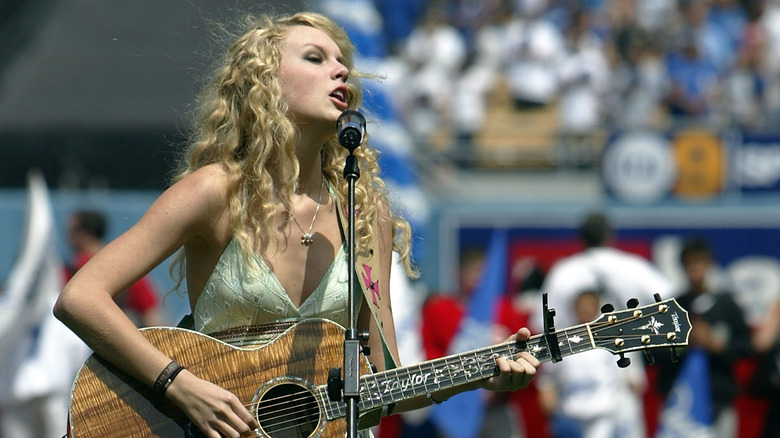 Taylor Swift canta e suona la chitarra