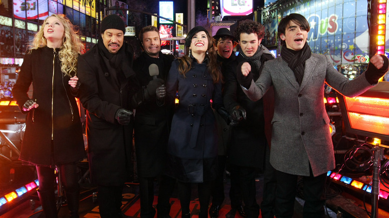 Jonas Brothers con Taylor Swift, Ryan Seacrest, Lionel Richie per la notte di Capodanno