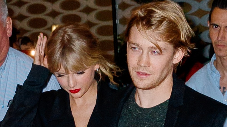 Taylor Swift cammina con Joe Alwyn