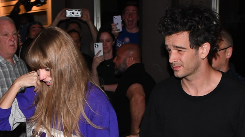 Taylor Swift cammina accanto a Matty Healy