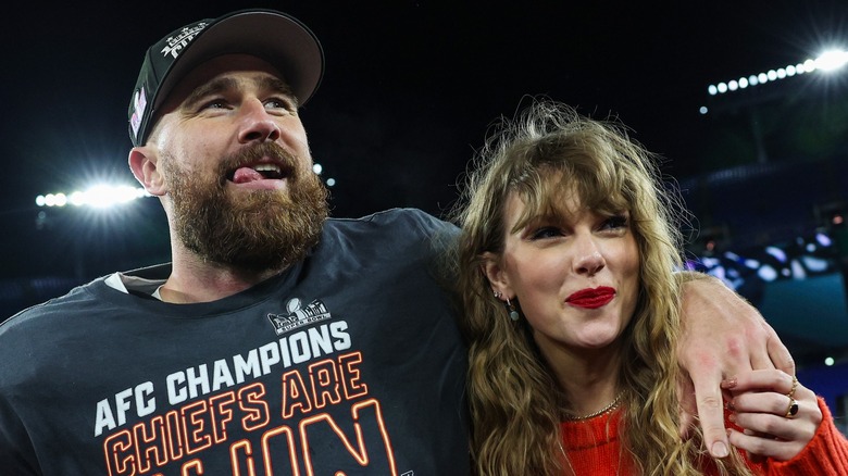 Travis Kelce e Taylor Swift sorridono