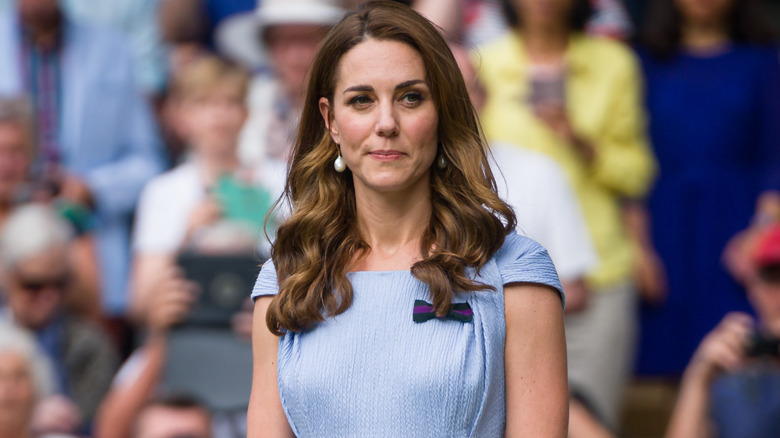 Kate Middleton indossa un abito blu