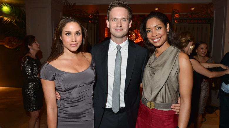 Meghan Markle, Patrick J. Adams e Gina Torres in posa