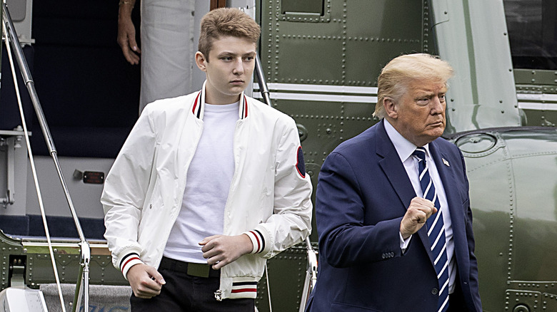 Barron e Donald Trump escono dal Marine One