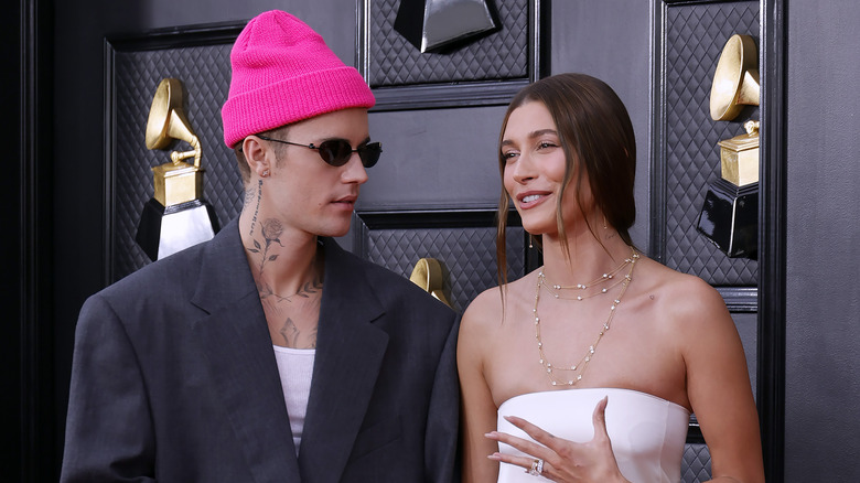 Justin e Hailey Bieber sorridono