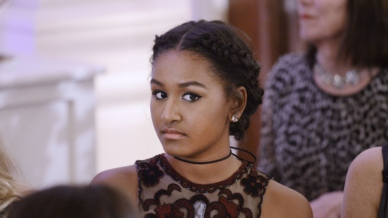 Sasha Obama con i capelli intrecciati 