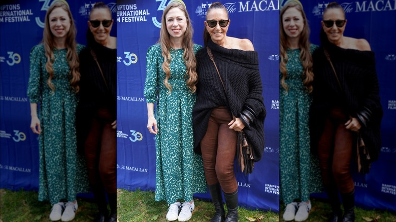 Chelsea Clinton posa con Donna Karan