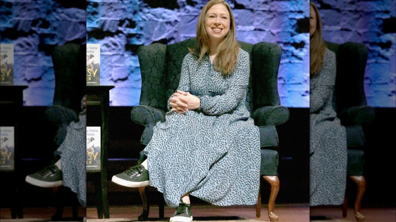 Chelsea Clinton seduta sulla sedia