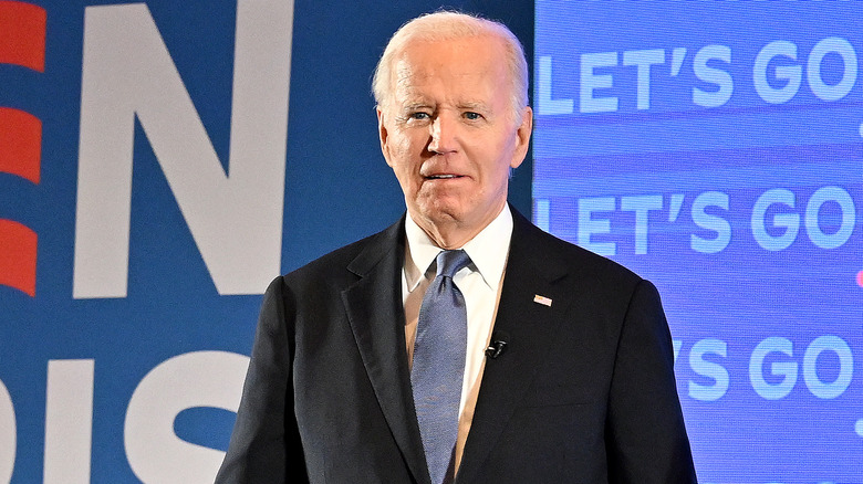 Joe Biden in piedi sul palco