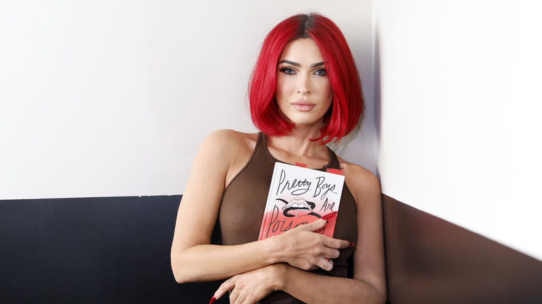 Megan Fox con i capelli rosso vivo