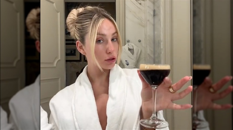 Alix Earle tiene in mano un espresso martini