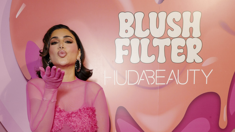 Abito rosa trasparente Huda Kattan