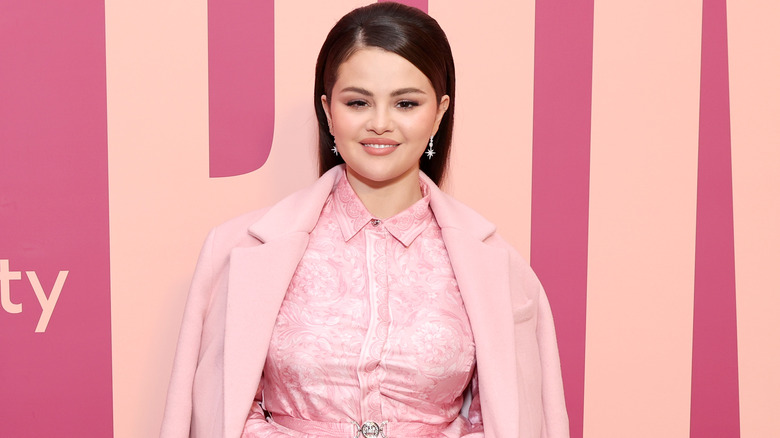 Selena Gomez indossa tutto rosa