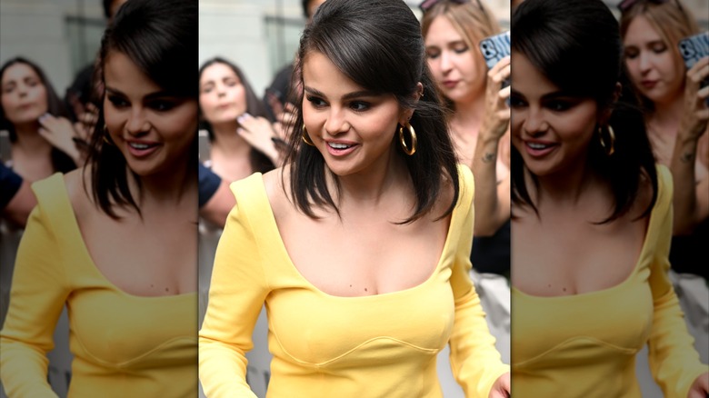 Selena Gomez indossa un abito giallo burro