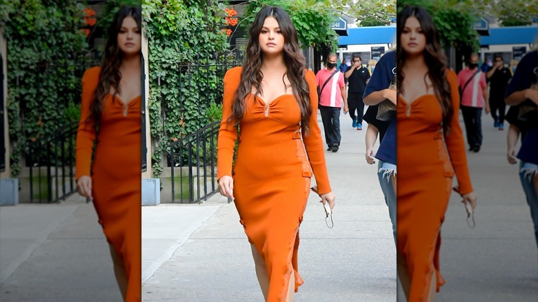 Selena Gomez indossa un abito arancione