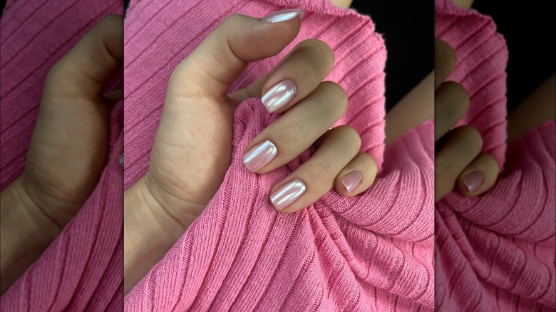 Manicure corta con smalto cromato rosa