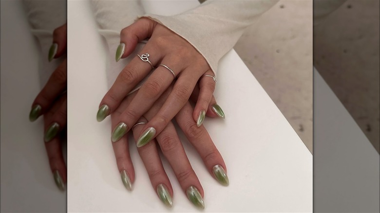 Manicure con smalto cromato e gelatina verde