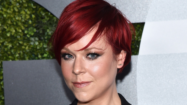 Tina Majorino con i capelli rosso vivo