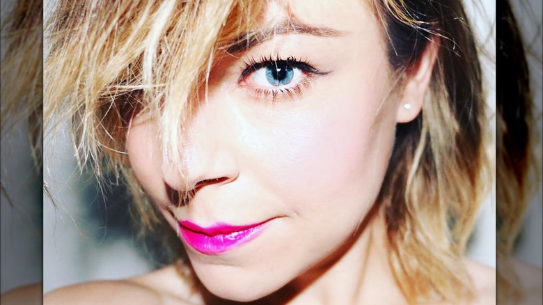 Tina Majorino indossa un rossetto rosa brillante