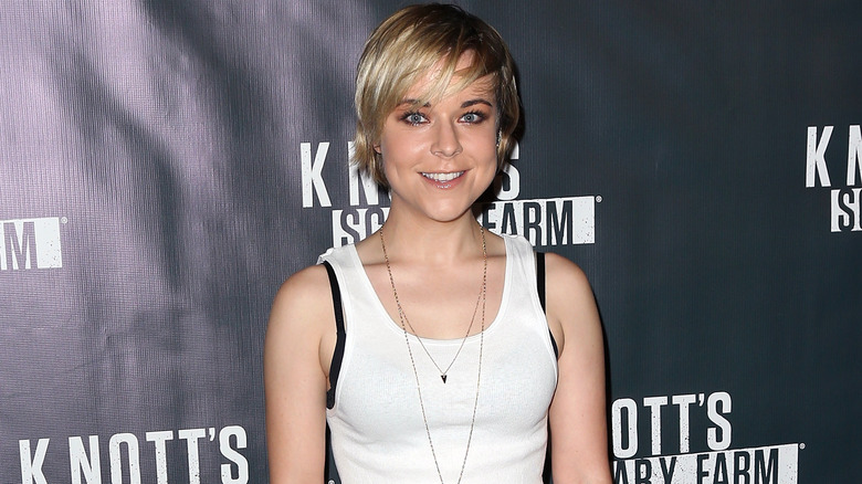 Tina Majorino indossa una canottiera bianca