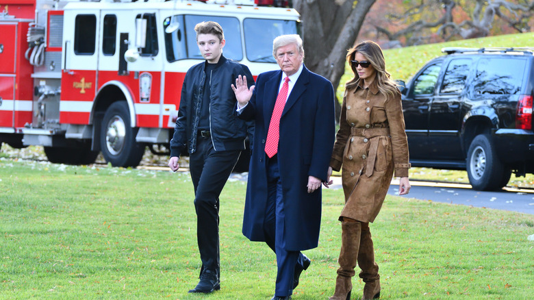 Barron Trump con Donald e Melania Trump