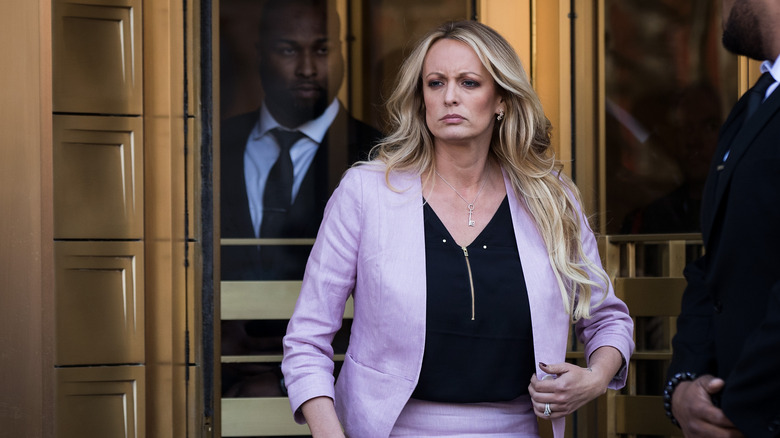 Stormy Daniels esce da un tribunale