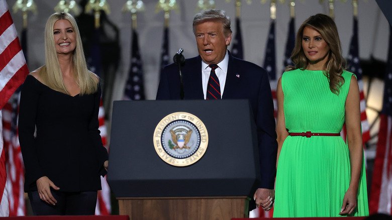 Ivanka, Donald e Melania Trump sul palco