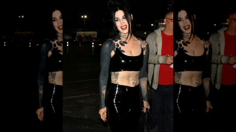 Kat Von D con maniche tatuate blackout