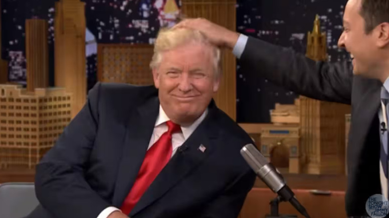 Jimmy Fallon che azzuffa i capelli di Donald Trump