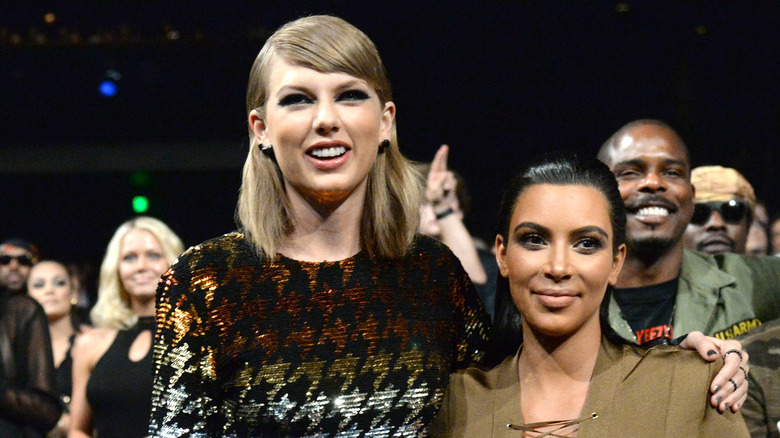 Taylor Swift e Kim Kardashian sorridono