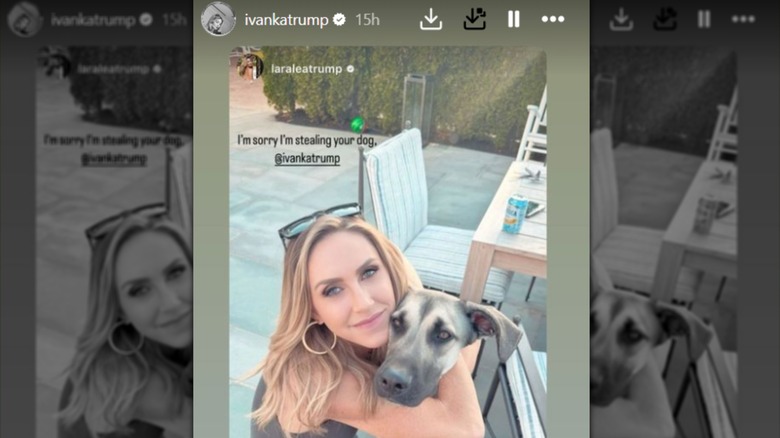 Lara Trump abbraccia un cane