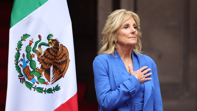 Jill Biden in piedi con la bandiera messicana