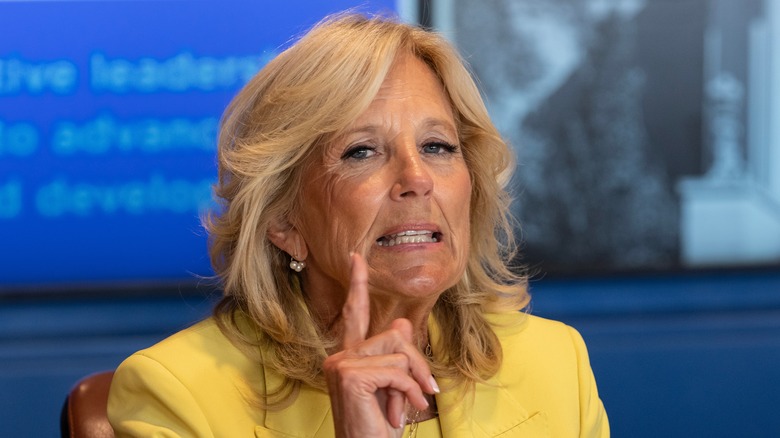 Jill Biden, la giacca gialla che parla