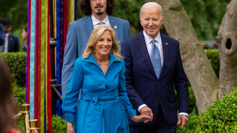 Jill Joe Biden si tengono per mano