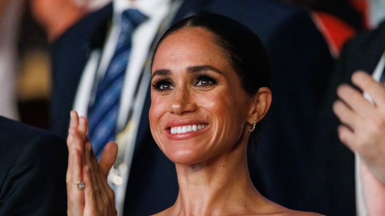 Meghan Markle applaude in primo piano