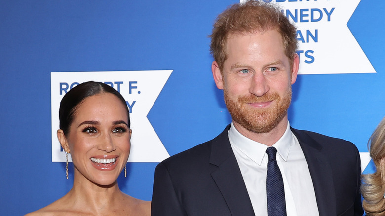 Il principe Harry e Meghan Markle sorridono